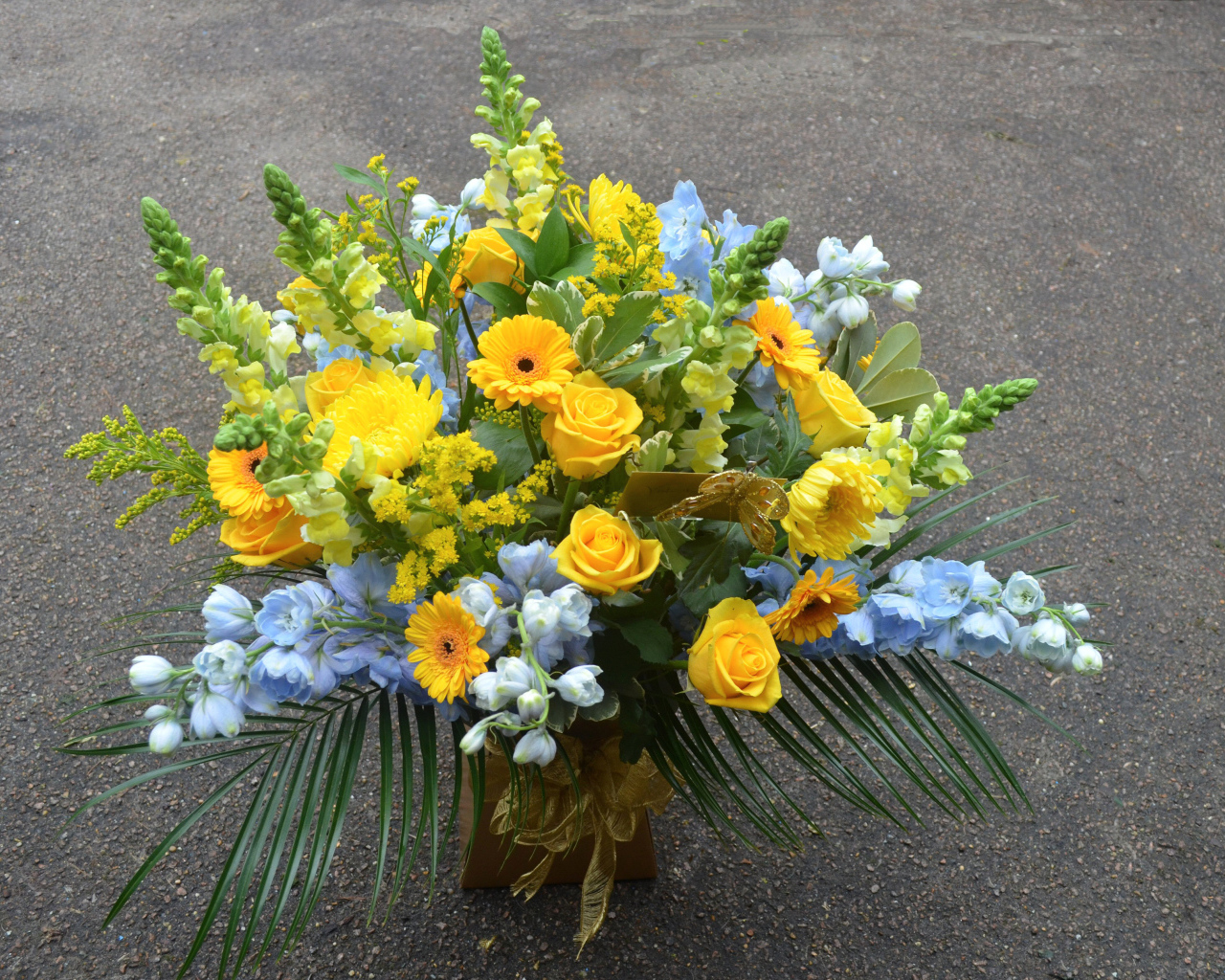 Красивый букет из цветов герберы,  розы, львиный зев