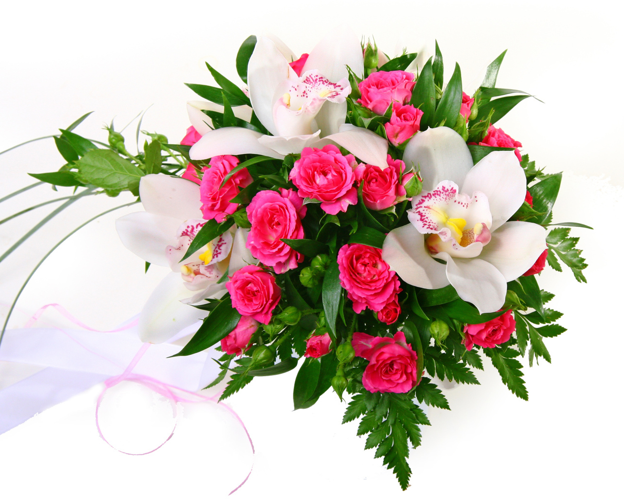 Красивый букет розовых роз с нежными орхидеями на белом фоне