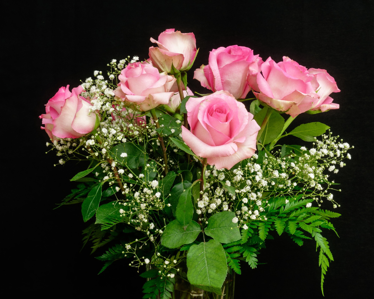 Красивый букет розовых роз с белыми цветами на черном фоне