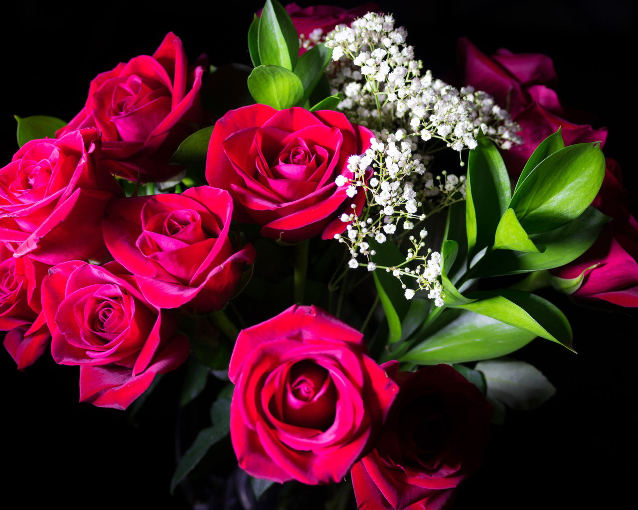 Красивый букет красных роз на черном фоне