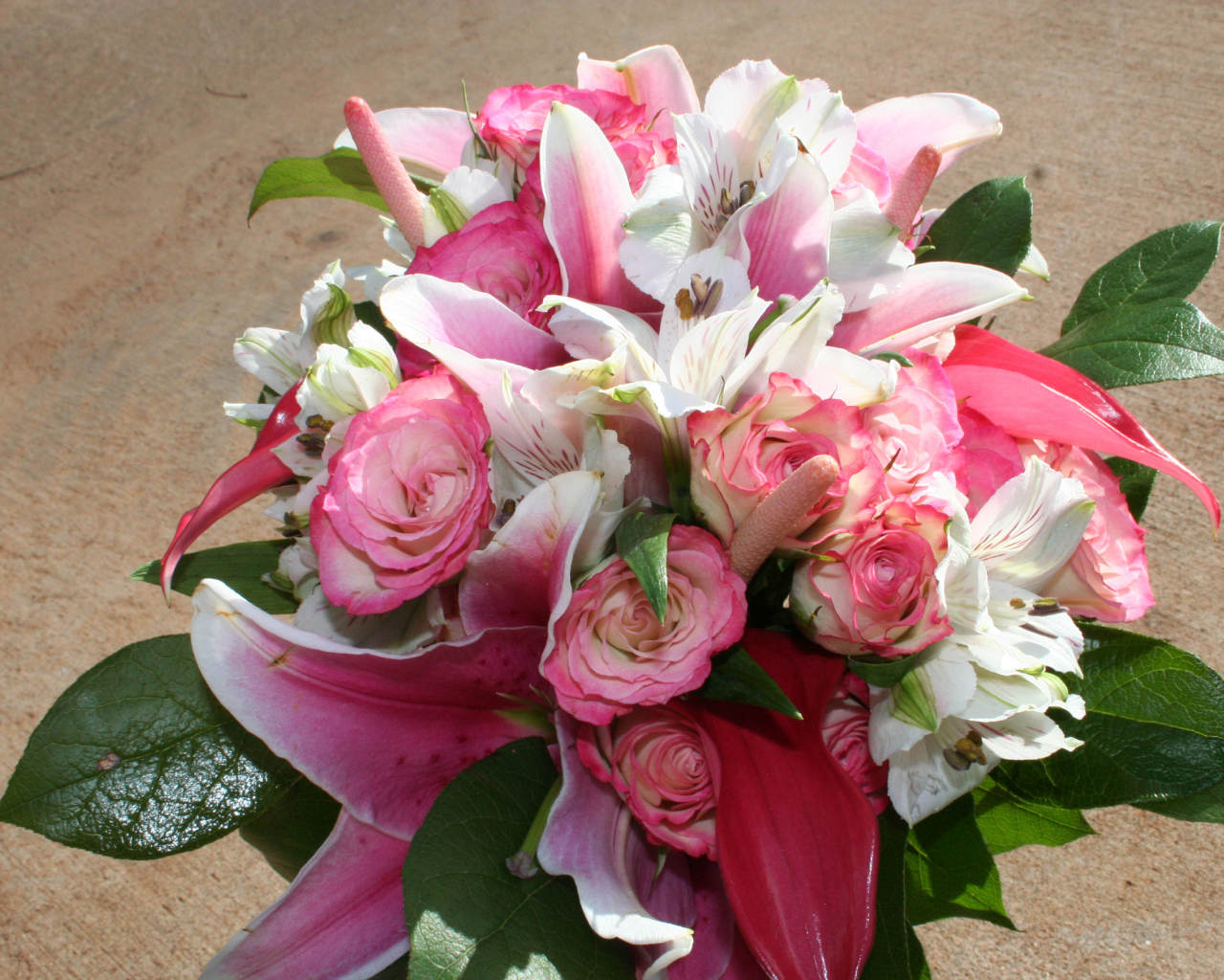 Красивый букет с цветами альстрёмерия, розы и лилии