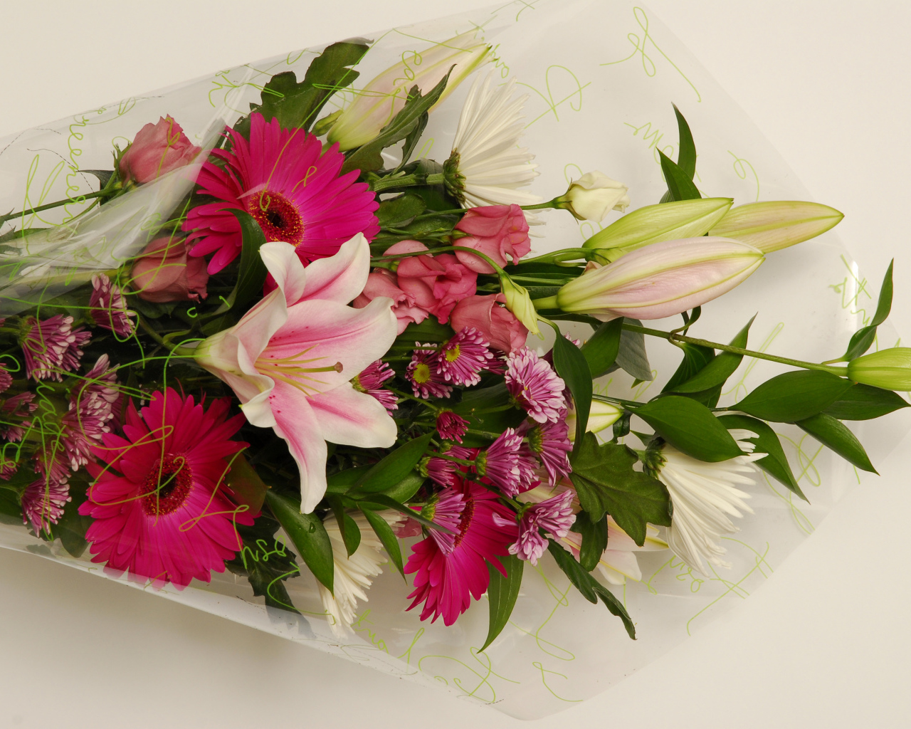 Красивый букет с лилиями, герберами и хризантемами