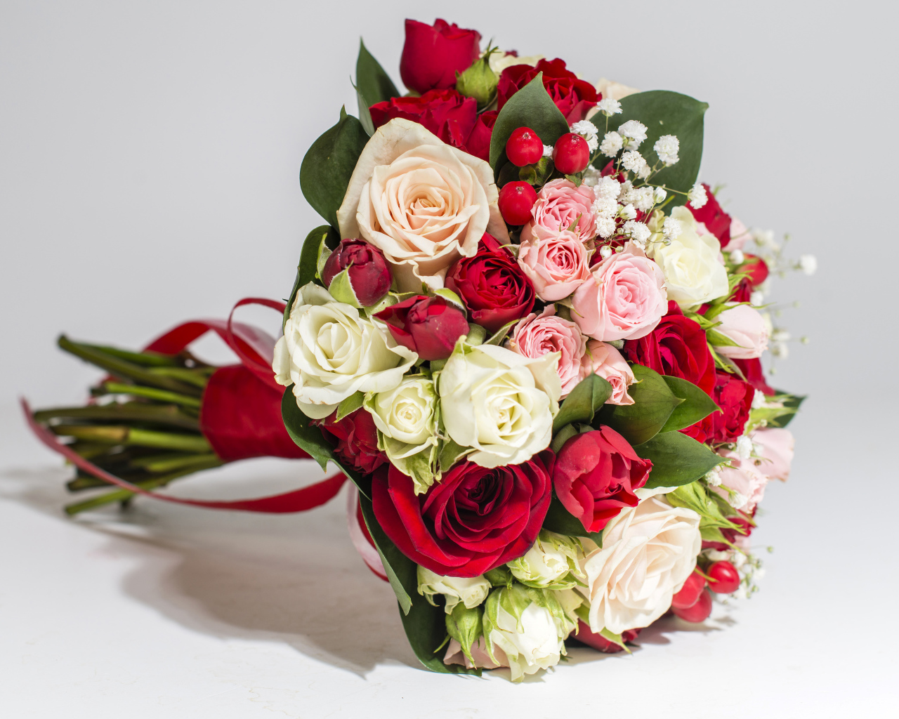 Красивый праздничный букет из роз