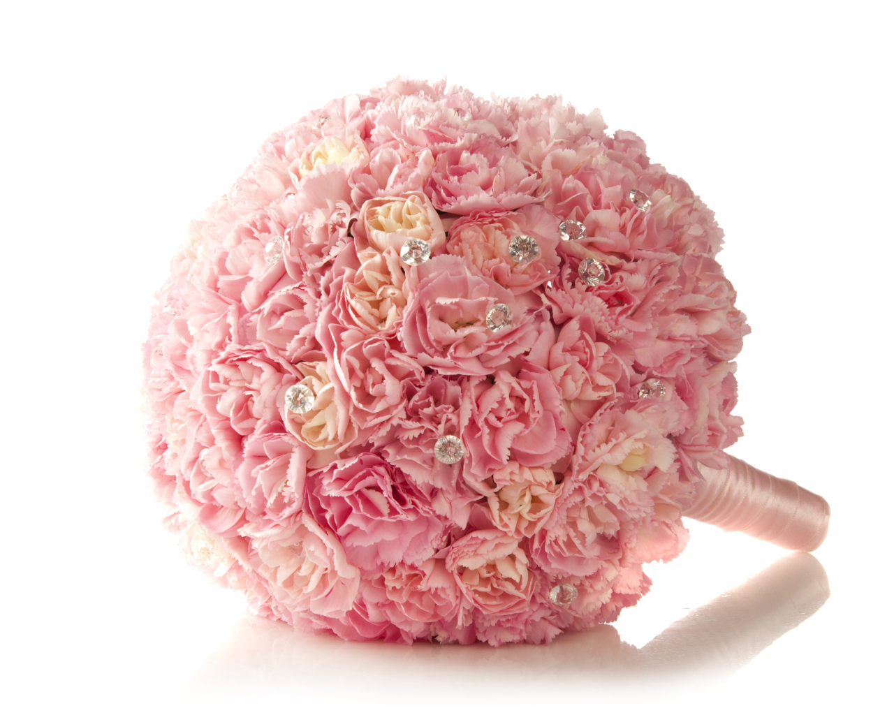 Красивый свадебный букет из розовой гвоздики  на белом фоне