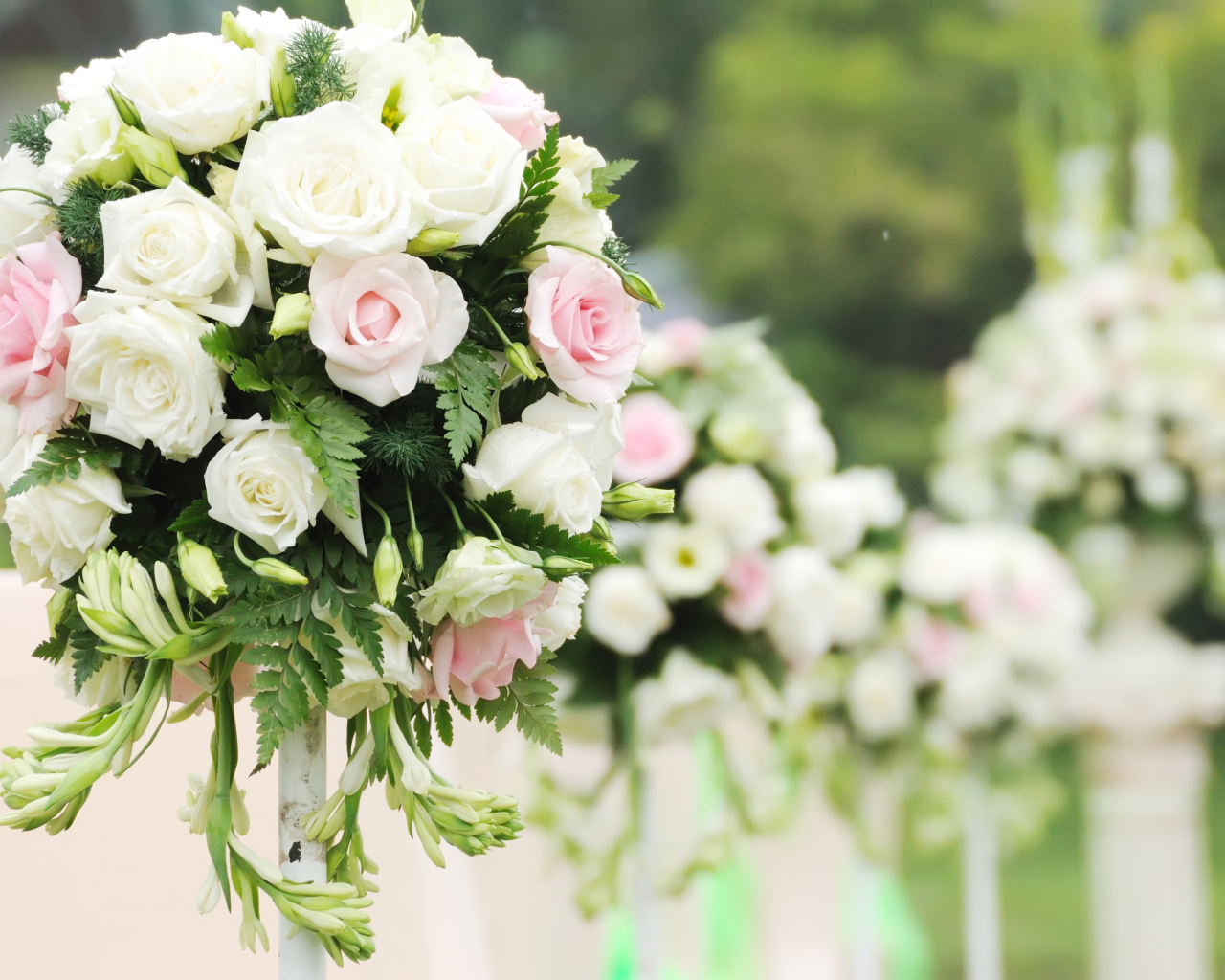 Красивые свадебные букеты из цветов розы и фрезии в декоре