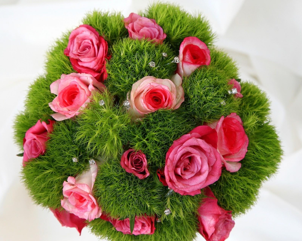 Букет красивых розовых роз с зеленью