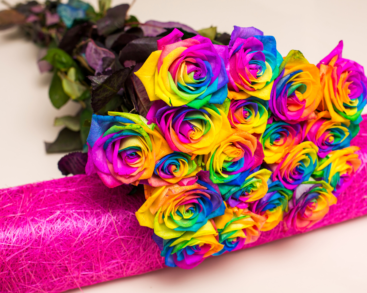 Букет разноцветных ярких роз на сером фоне