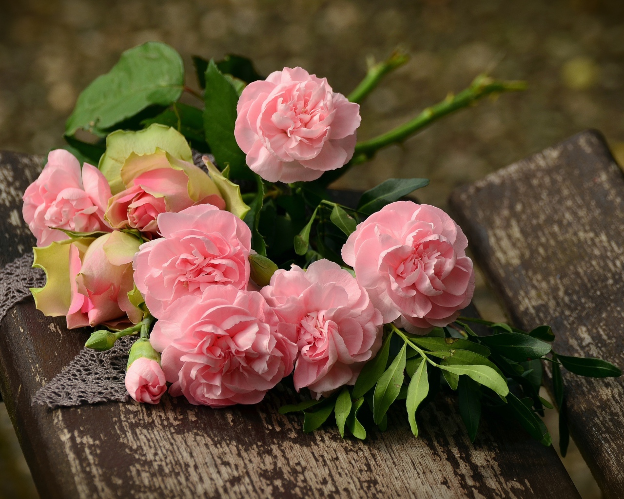 Букет нежно розовых роз на скамейке 