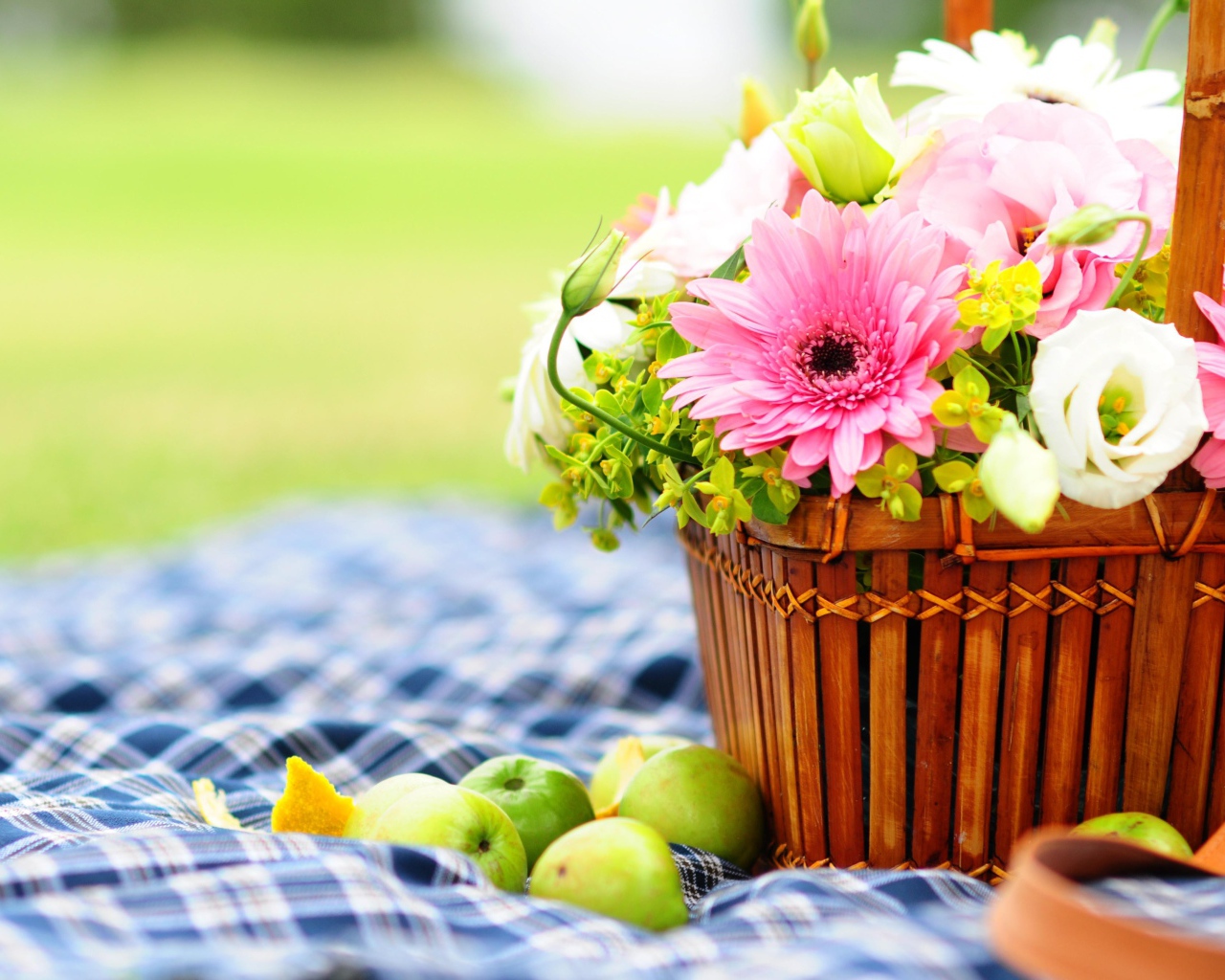 Букет гербер и лютиков в корзине для пикника