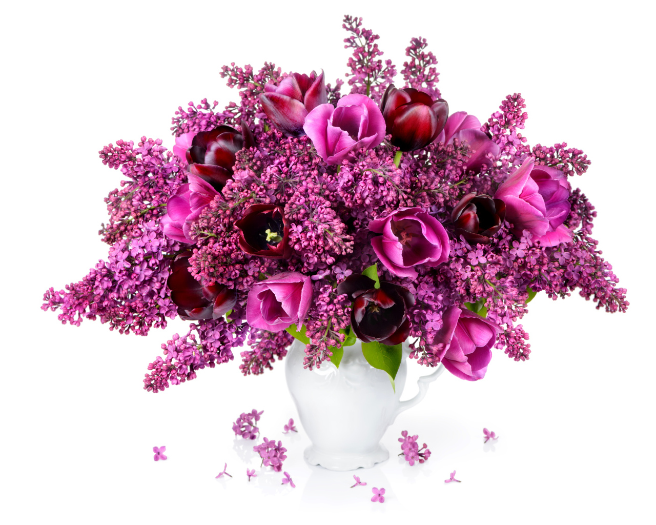 Букет сирени с тюльпанами в белой вазе на белом фоне