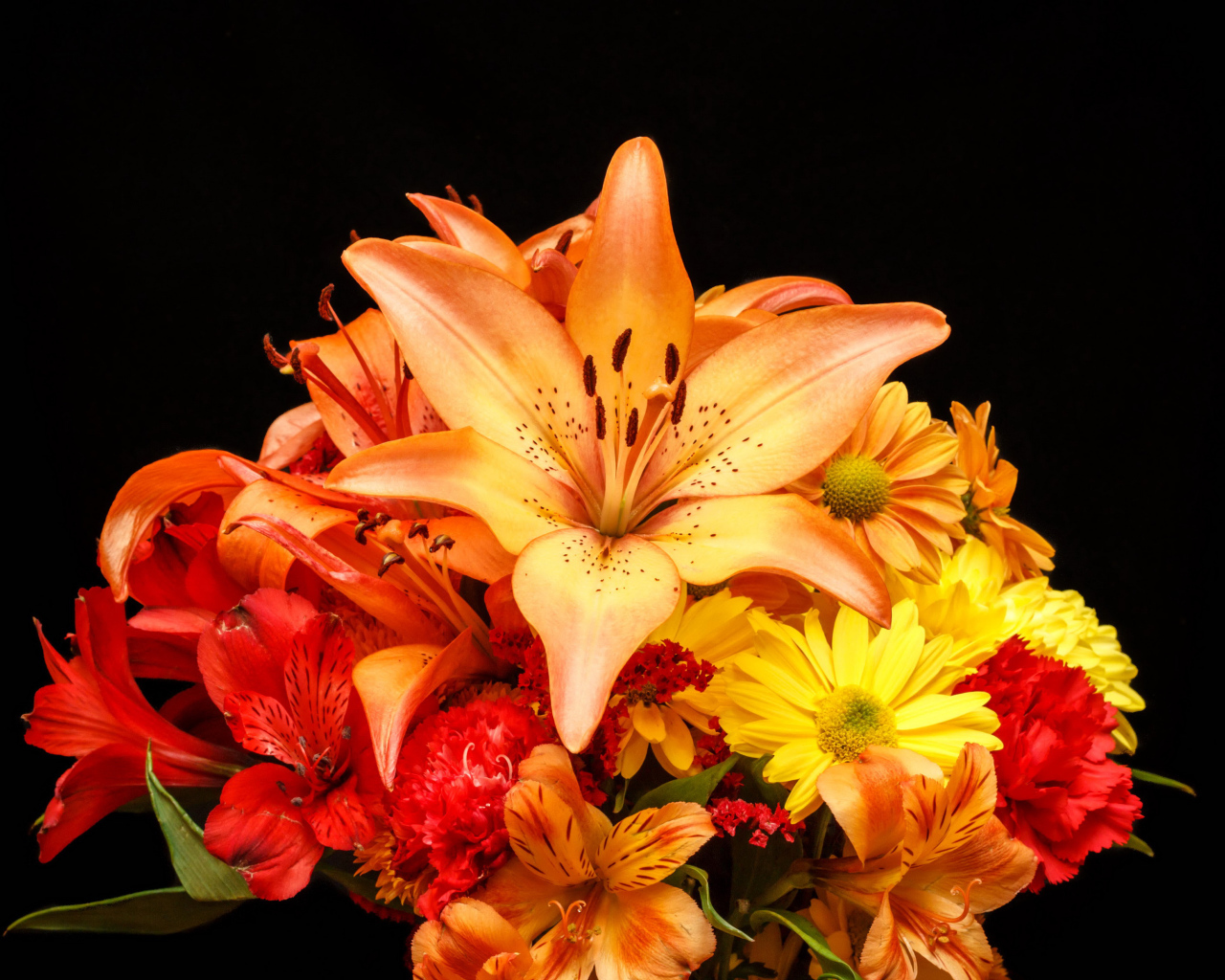 Букет разноцветных лилий на черном фоне 