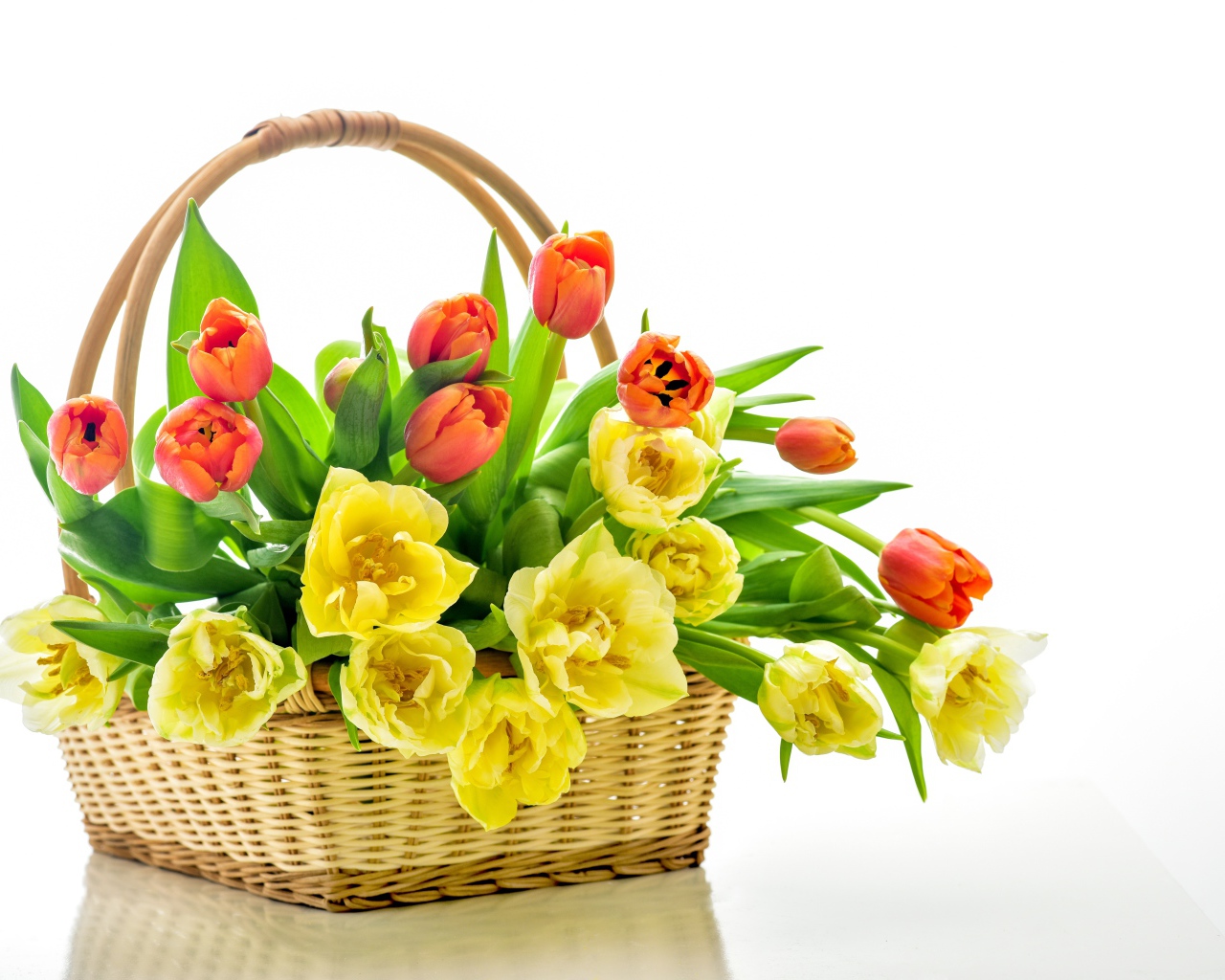 Букет оранжевых и желтых тюльпанов в корзине 