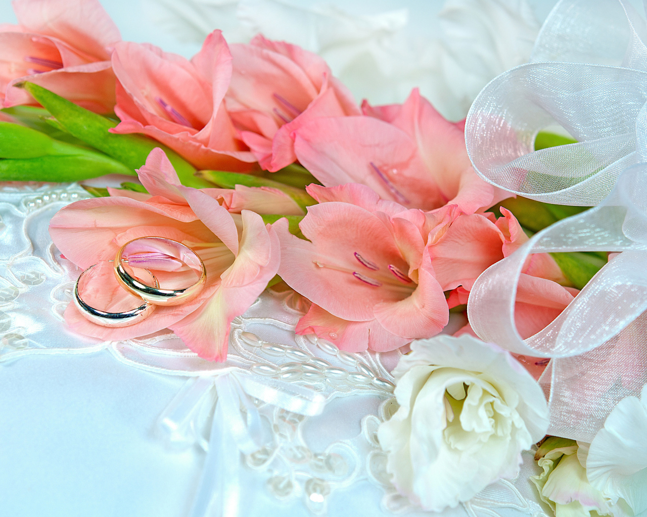 Букет розовых гладиолусов с двумя обручальными кольцами