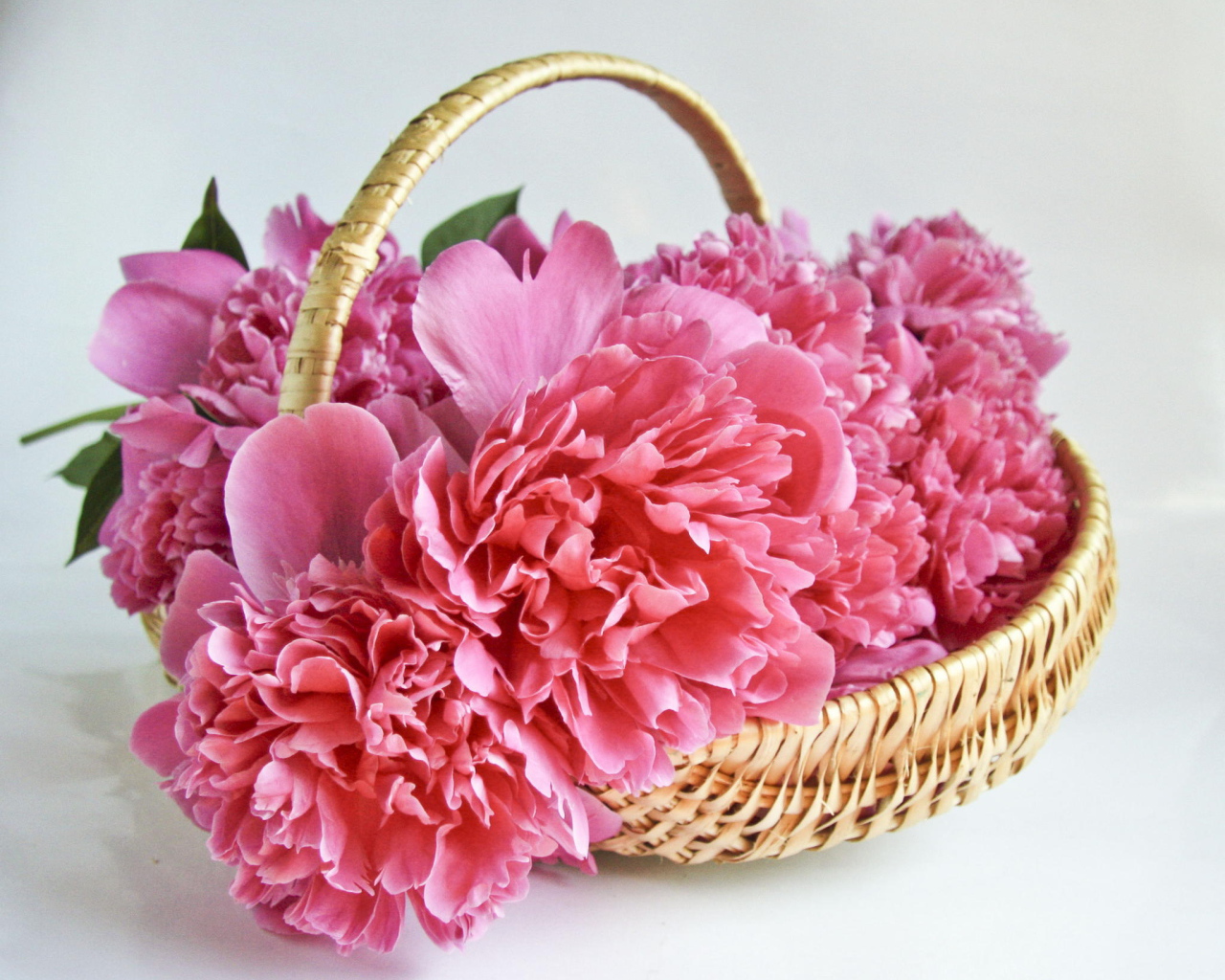 Букет розовых пионов в корзине 