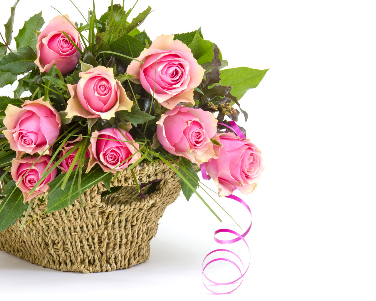 Букет розовых роз корзине с лентой на белом фоне