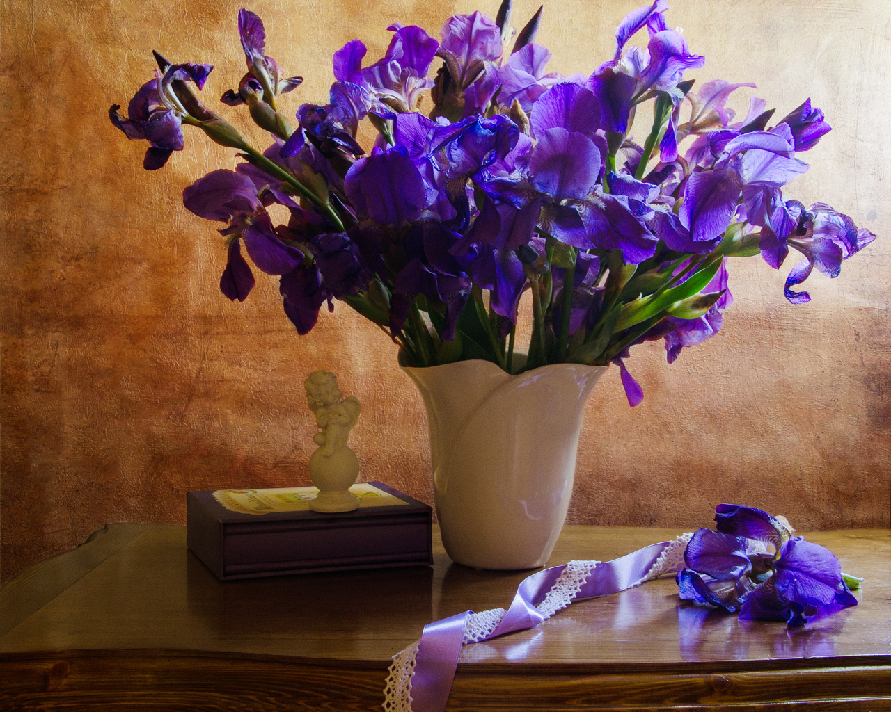 Букет фиолетовых ирисов в вазе