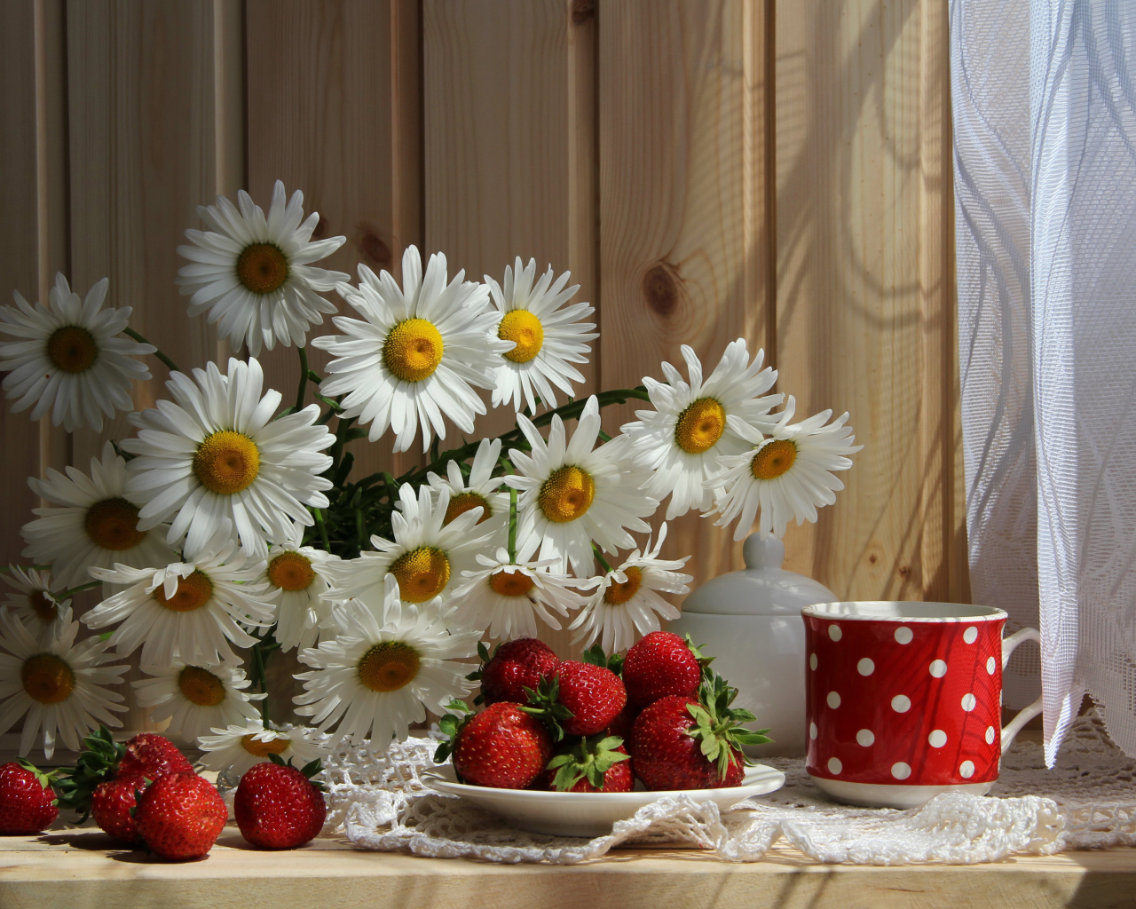 Букет белых ромашек на столе с клубникой