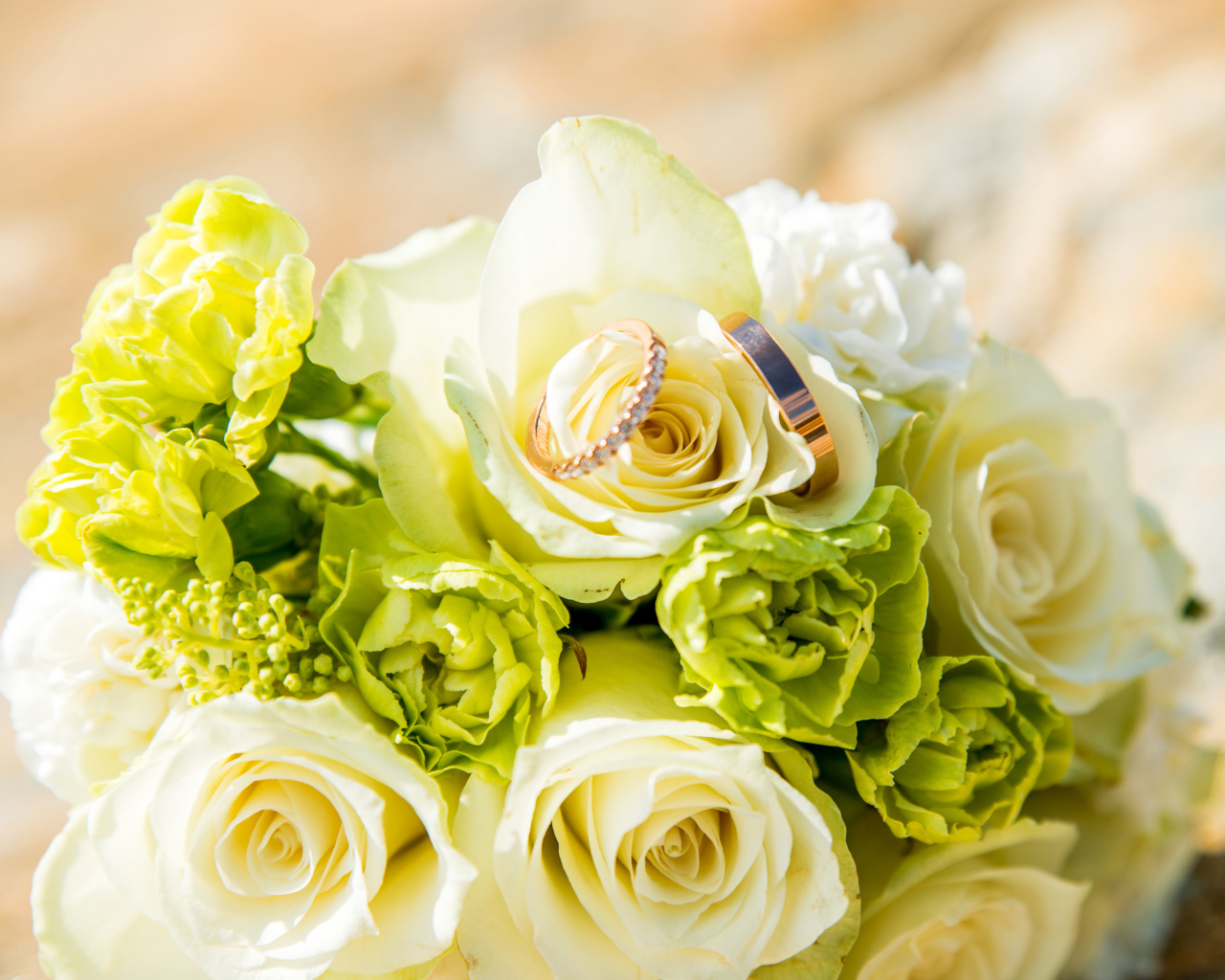 Букет из белых роз с гвоздиками и обручальными кольцами