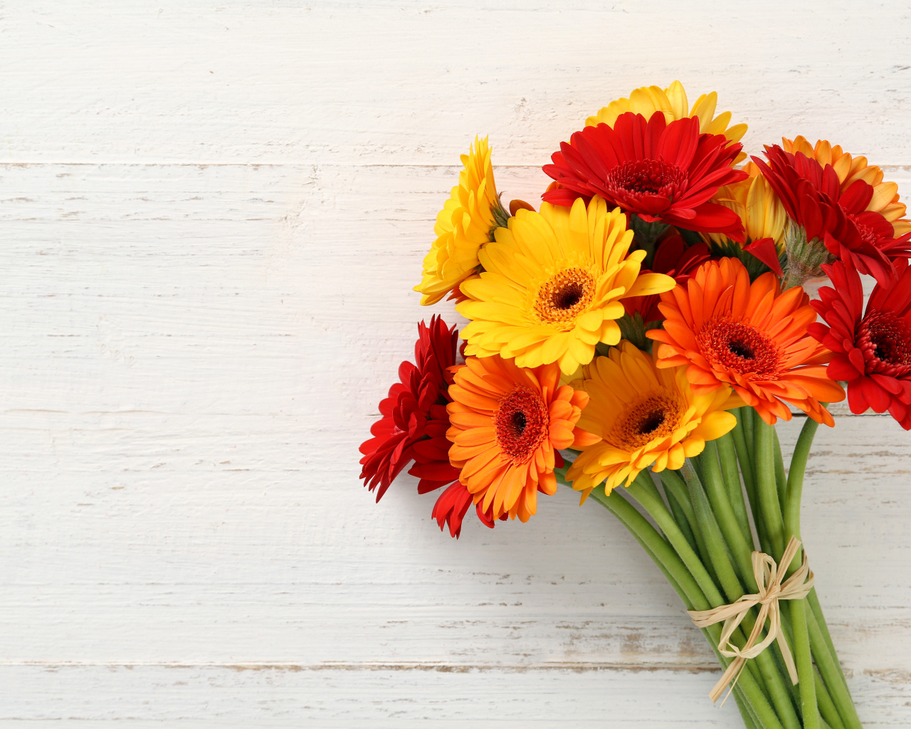 Милый букет гербер на деревянной поверхности, шаблон для открытки