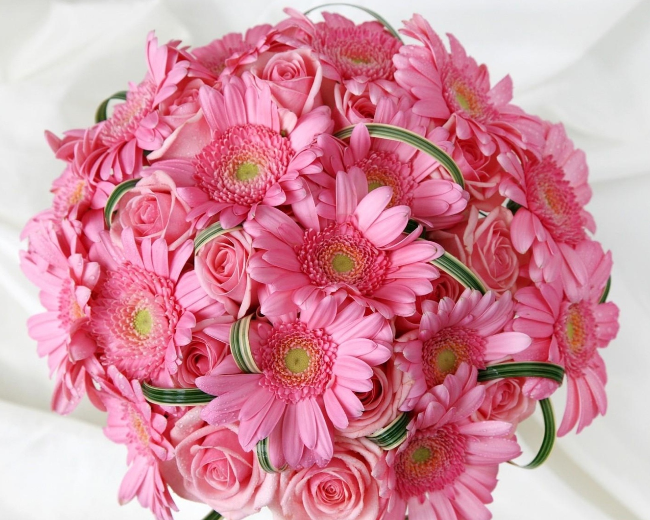 Нежный розовый свадебный букет гербер