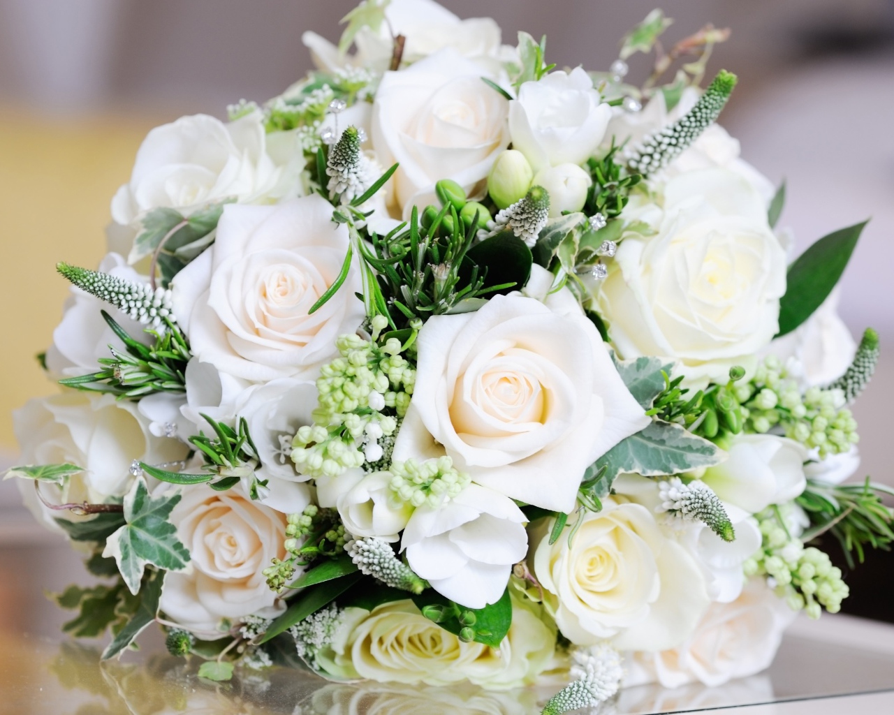 Нежный свадебный букет из белых роз 