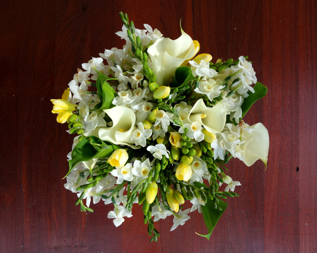 Нежные белые нарциссы и каллы в красивом букете