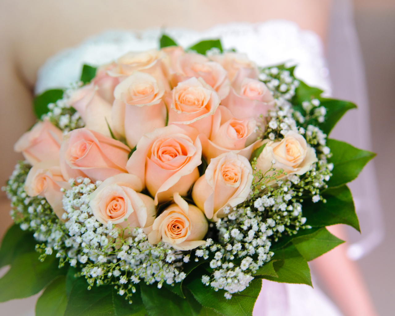 Нежный букет невесты с розами кремового цвета