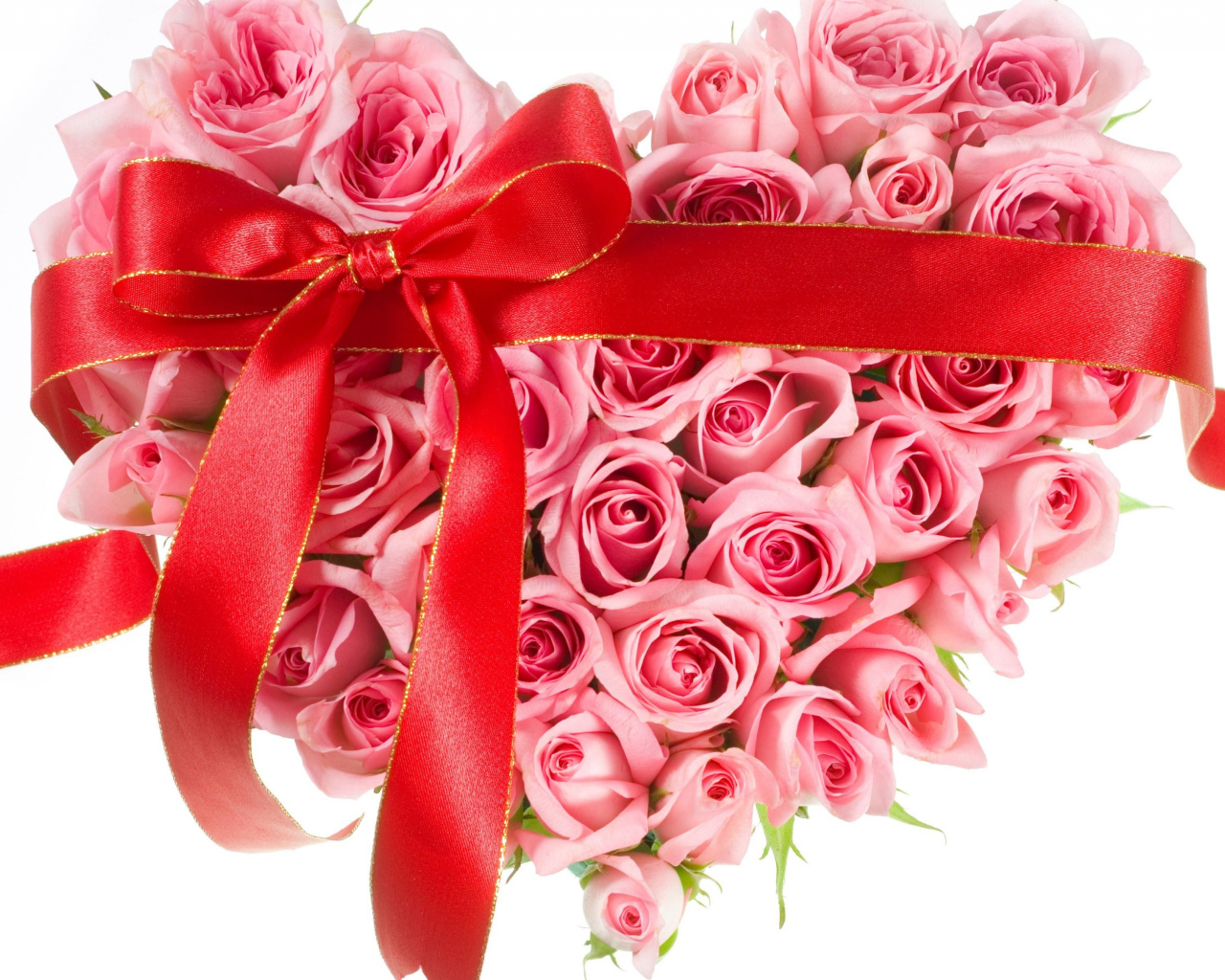 Сердце из розовых роз с красной лентой на белом фоне
