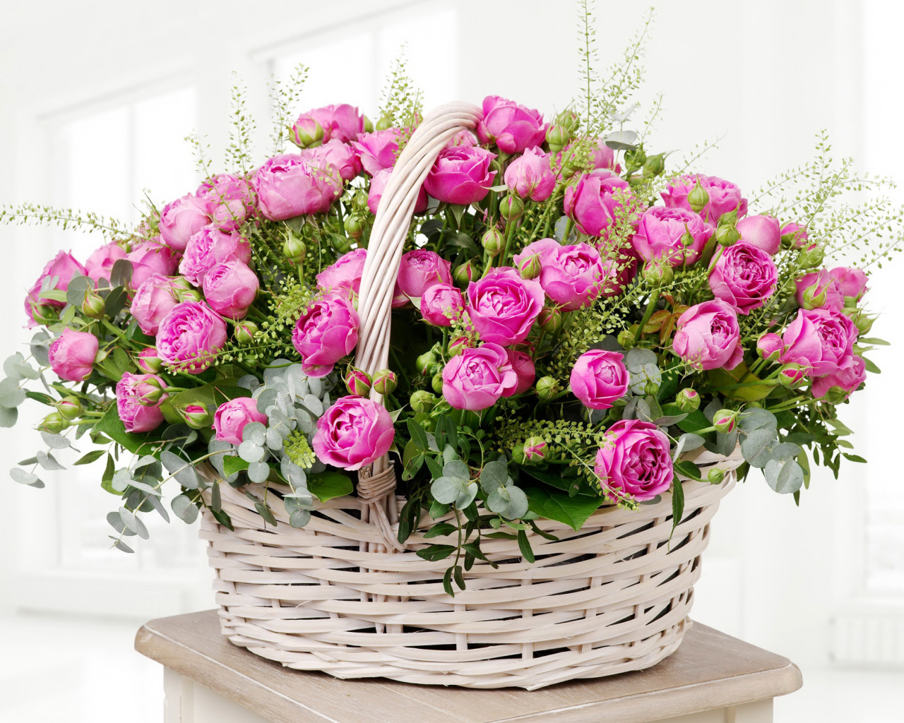 Большая корзина розовых роз на белом фоне