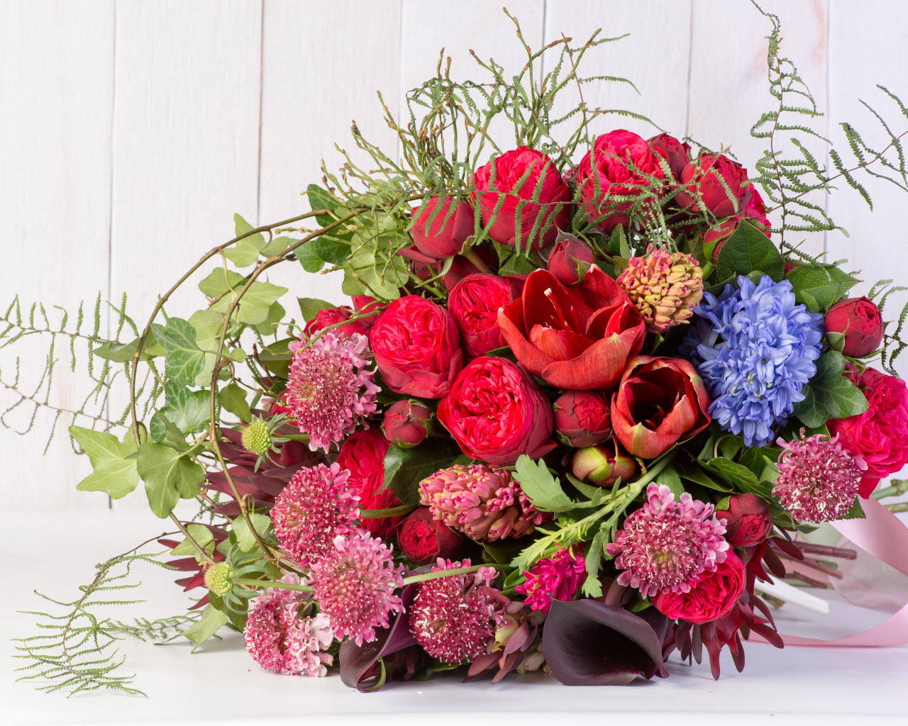 Большой красивый букет перевязанный розовой лентой