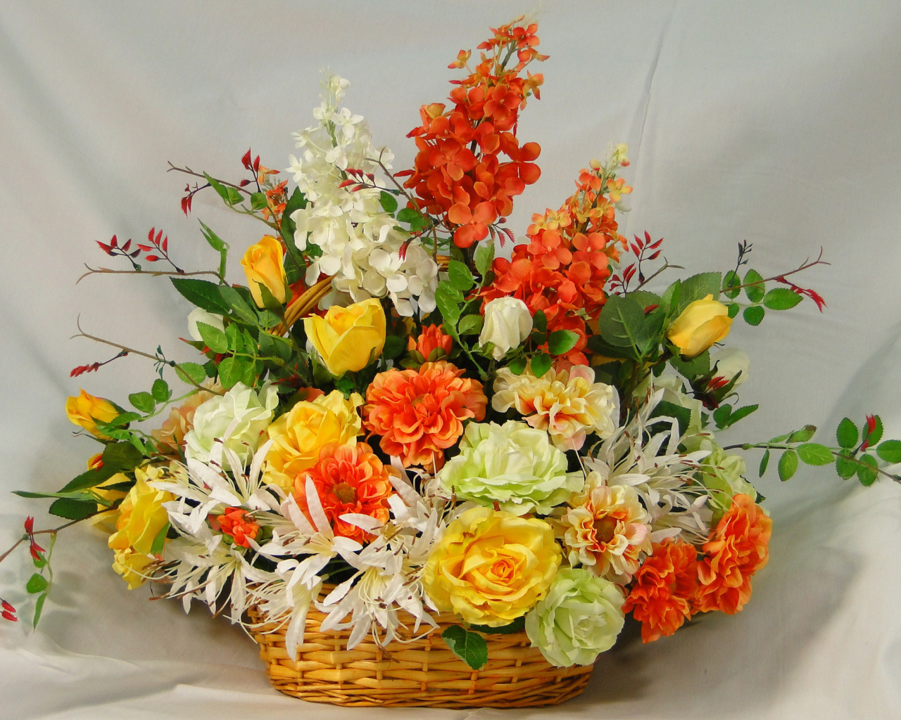 Большой букет цветов в плетеной корзине