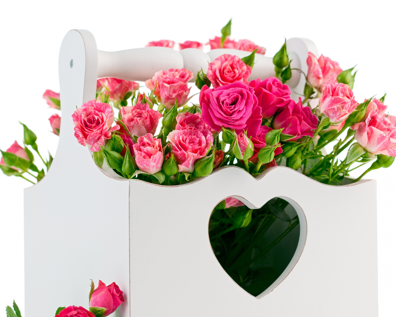 Розовые розы в белой корзине с сердцем