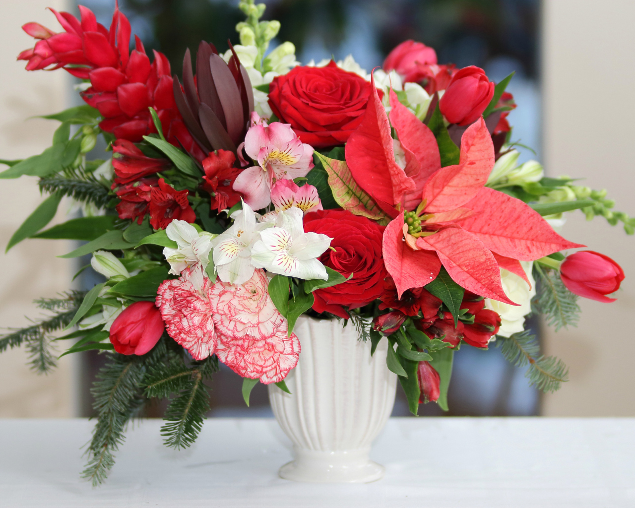 Розы, альстрёмерия, тюльпаны, гвоздики и молочай в красивом букете в белой вазе