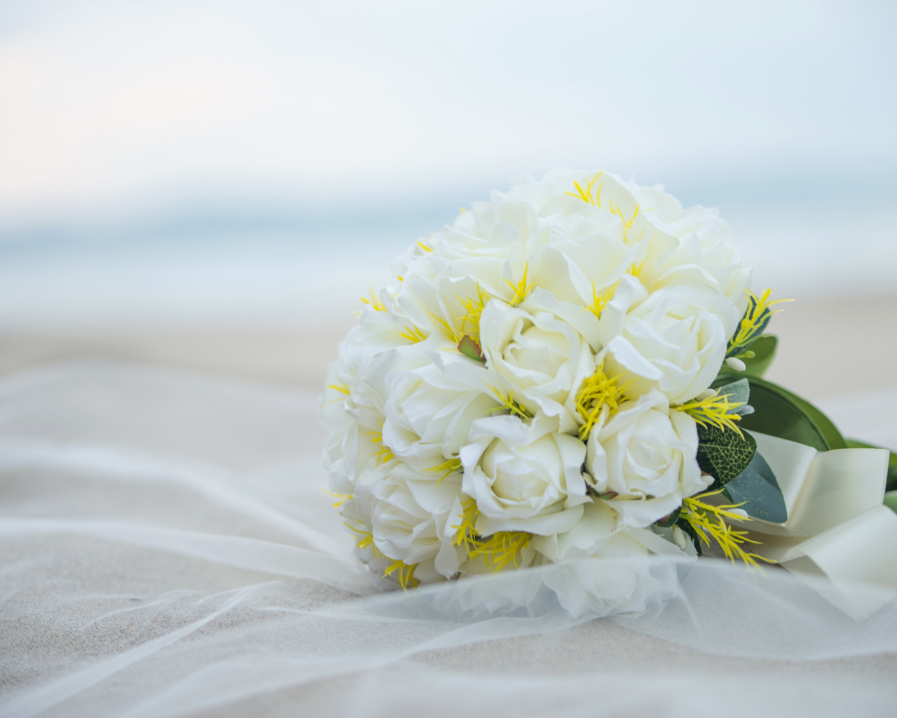 Белый красивый свадебный букет роз