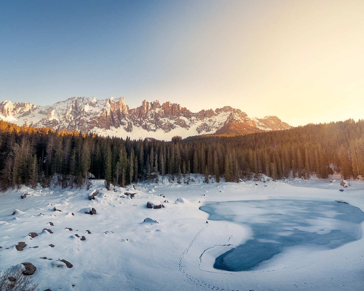 Горный массив Доломитовые Альпы и замерзшее озеро 