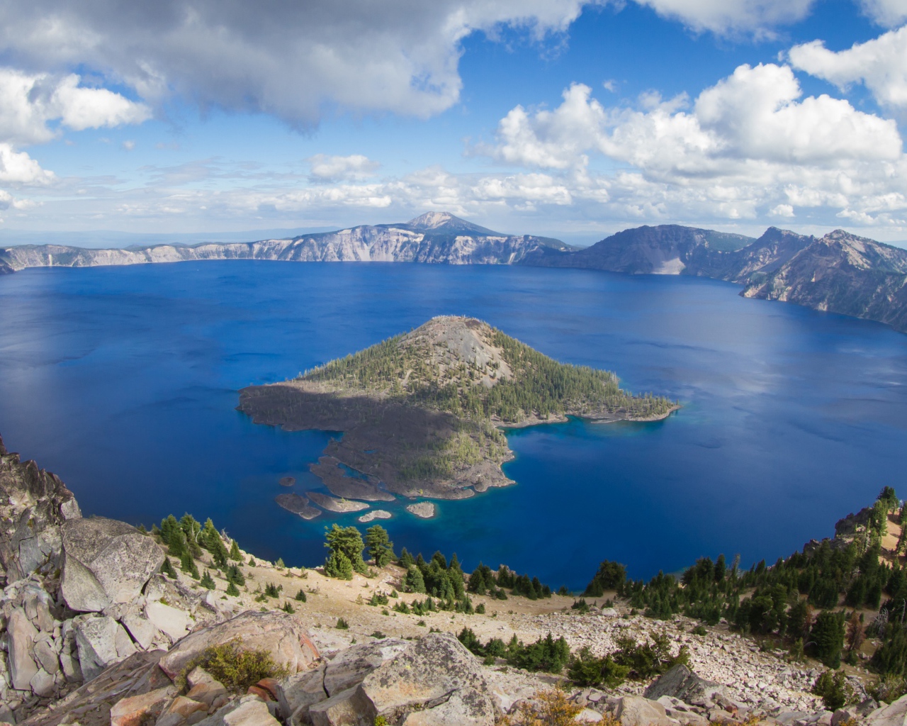 Горы вокруг чистого озера Крейтер, США