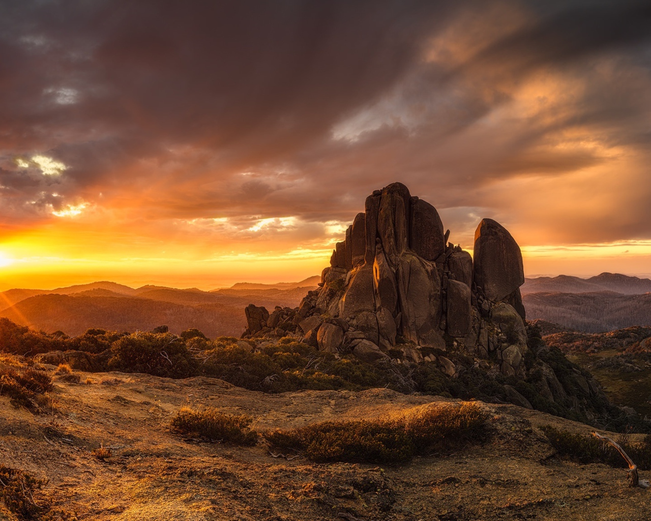 Скала в лучах восходящего солнца 