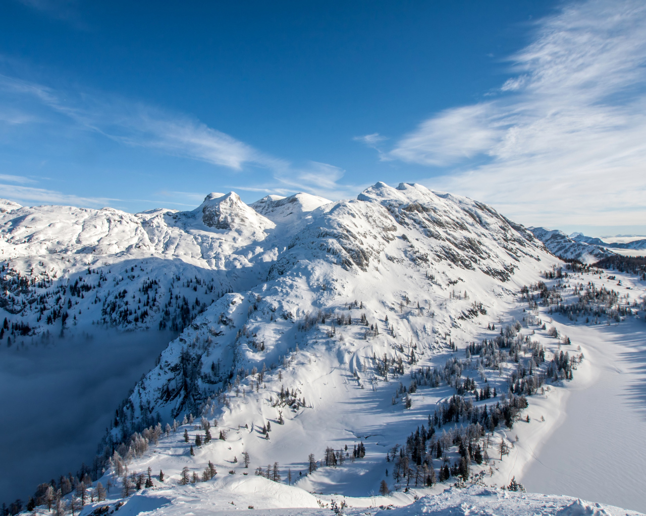 Заснеженные горы под красивым голубым небом 