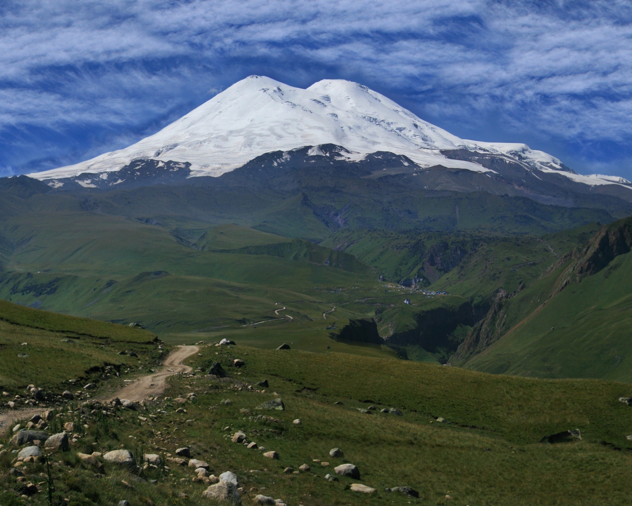 Заснеженная вершина горы Эльбрус, Кавказ