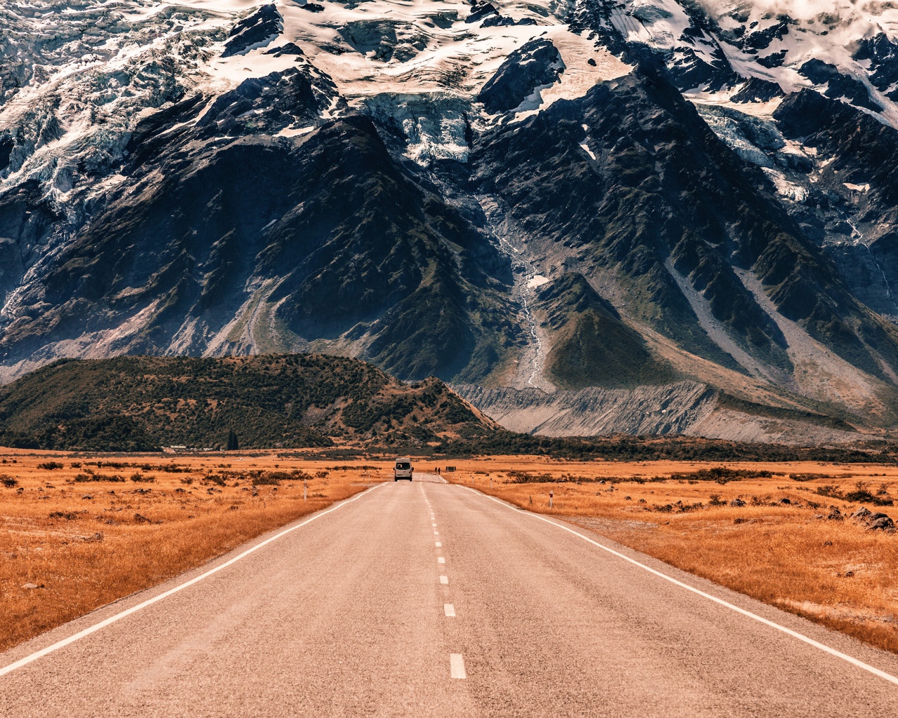 Дорога на фоне гор 