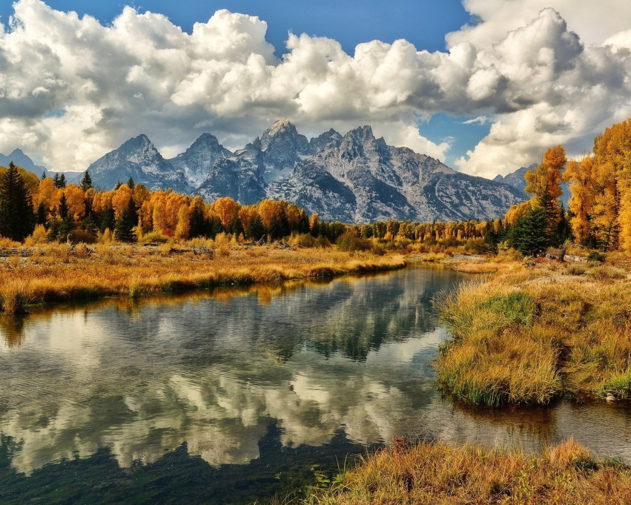 Белые облака над горами 