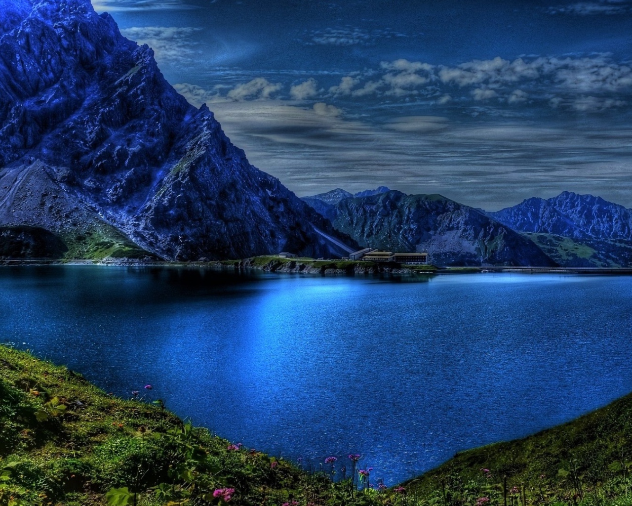 Голубая вода в озере и горы в сумерках