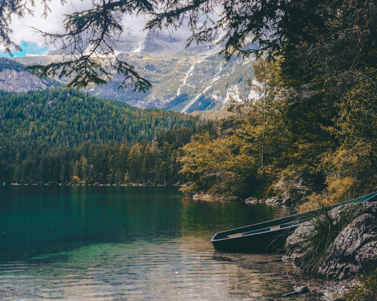 Лодка на берегу у горного озера