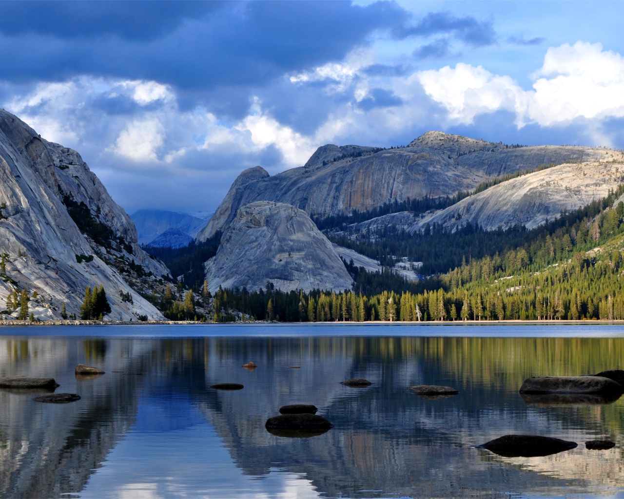 Озеро у гранитной скалы  Хаф-Доум, Калифорния
