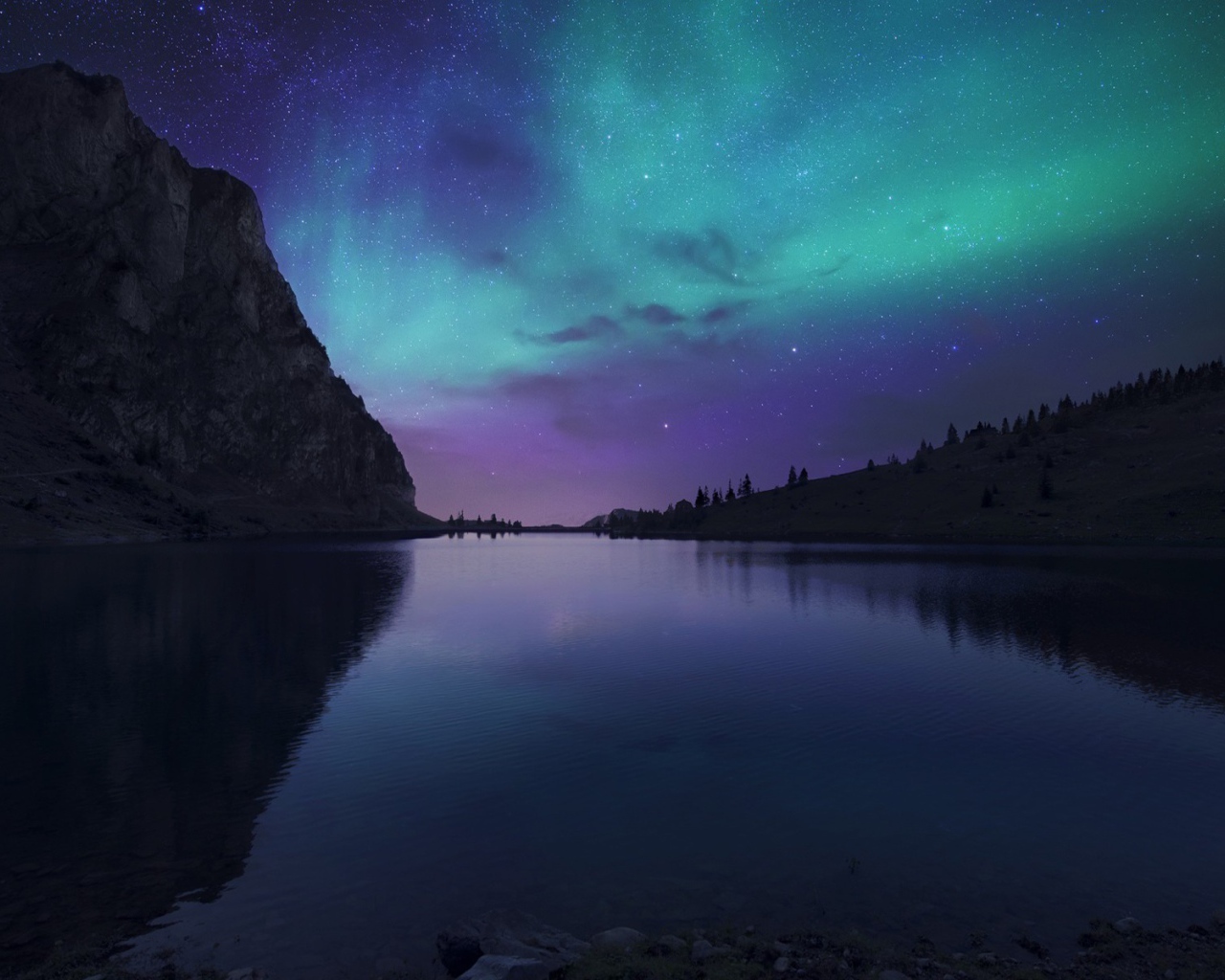 Северное сияние над горным озером 