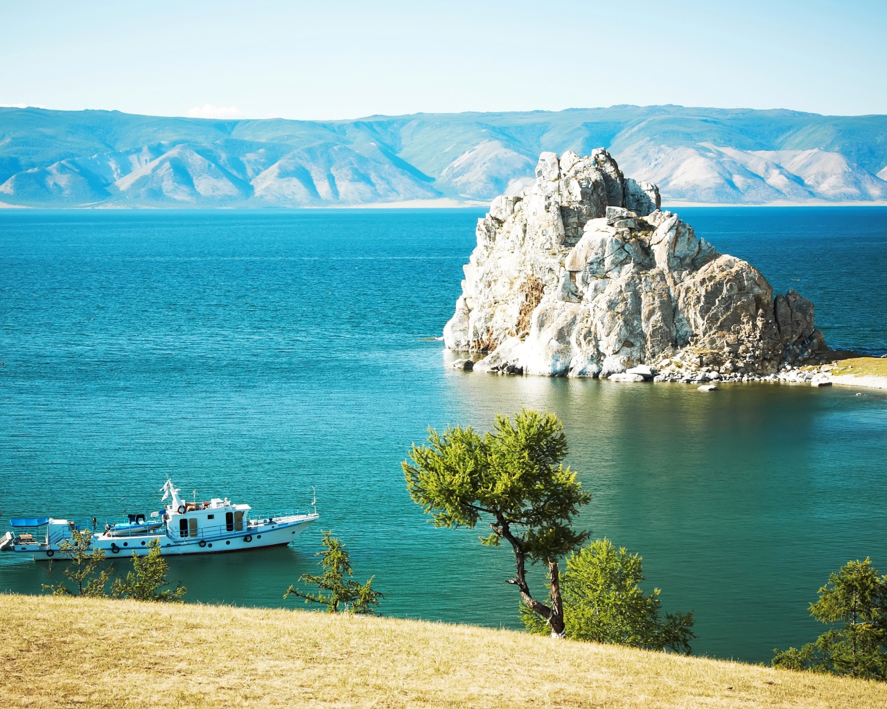 Скалы на берегу живописного озера Байкал, Россия