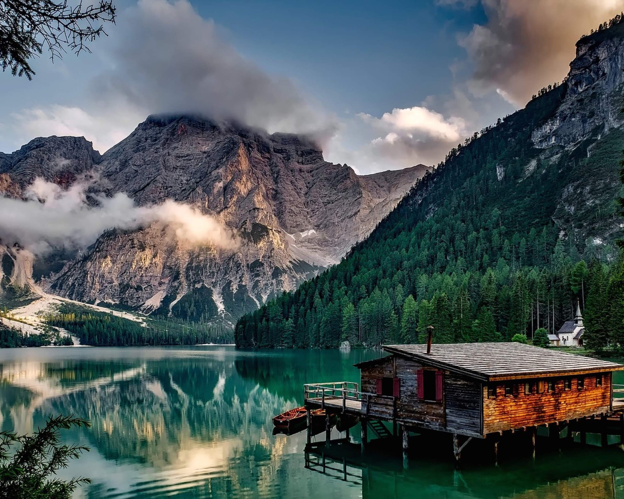 Деревянный домик на озере Брайес, Италия 
