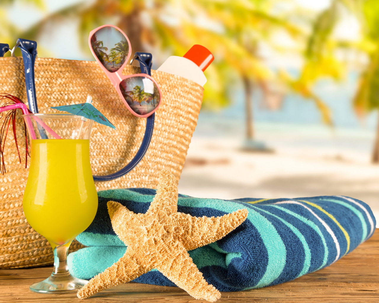 Пляжная сумка с очками, полотенцем, коктейлем и морской звездой