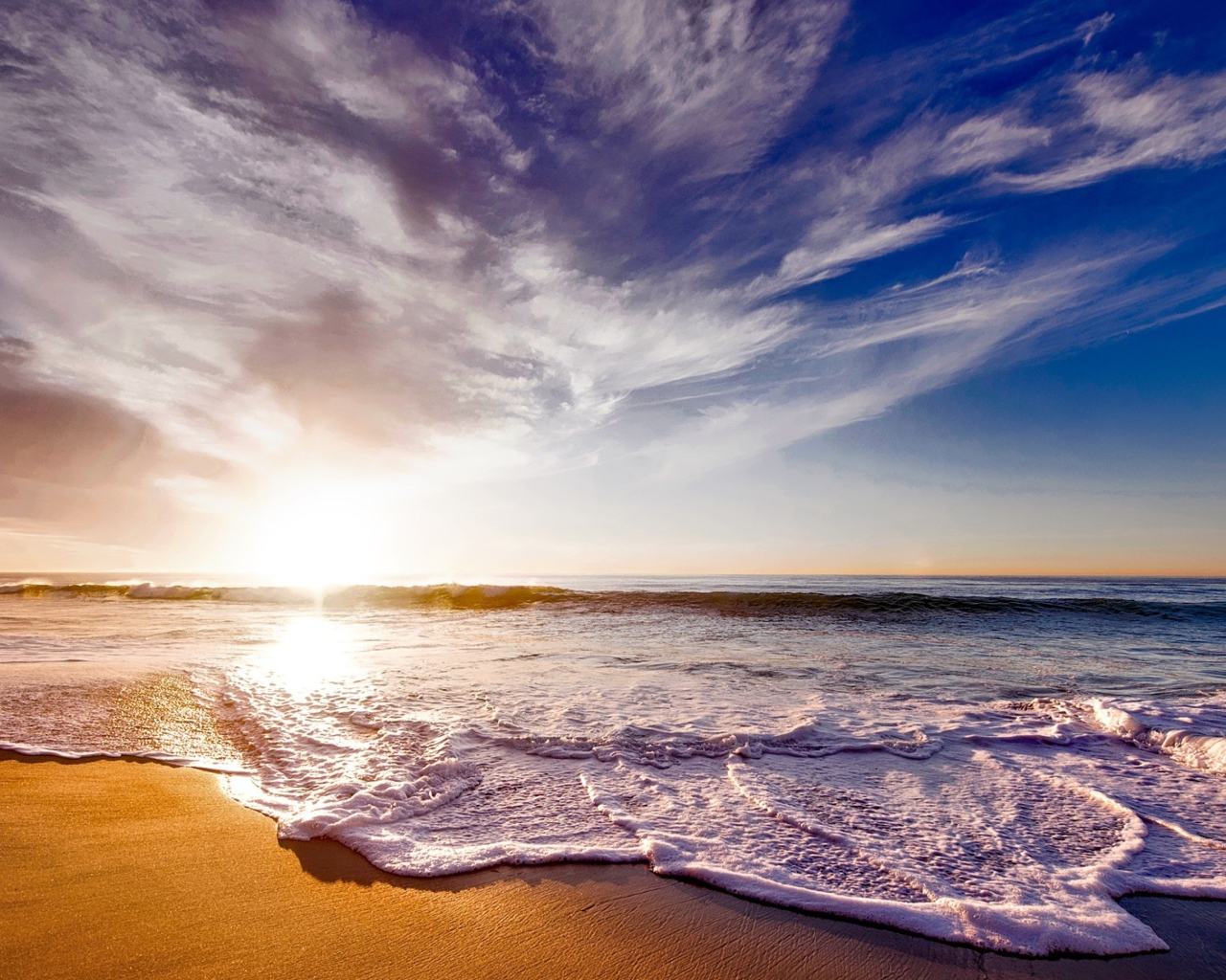 Красивые  облака над белыми морскими волнами