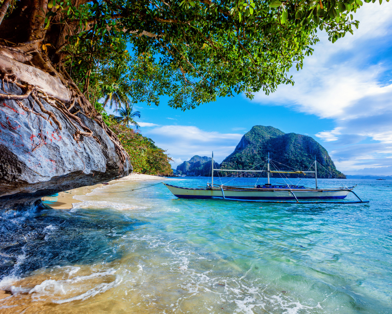 Лодка на морском побережье в тропиках, Филиппины